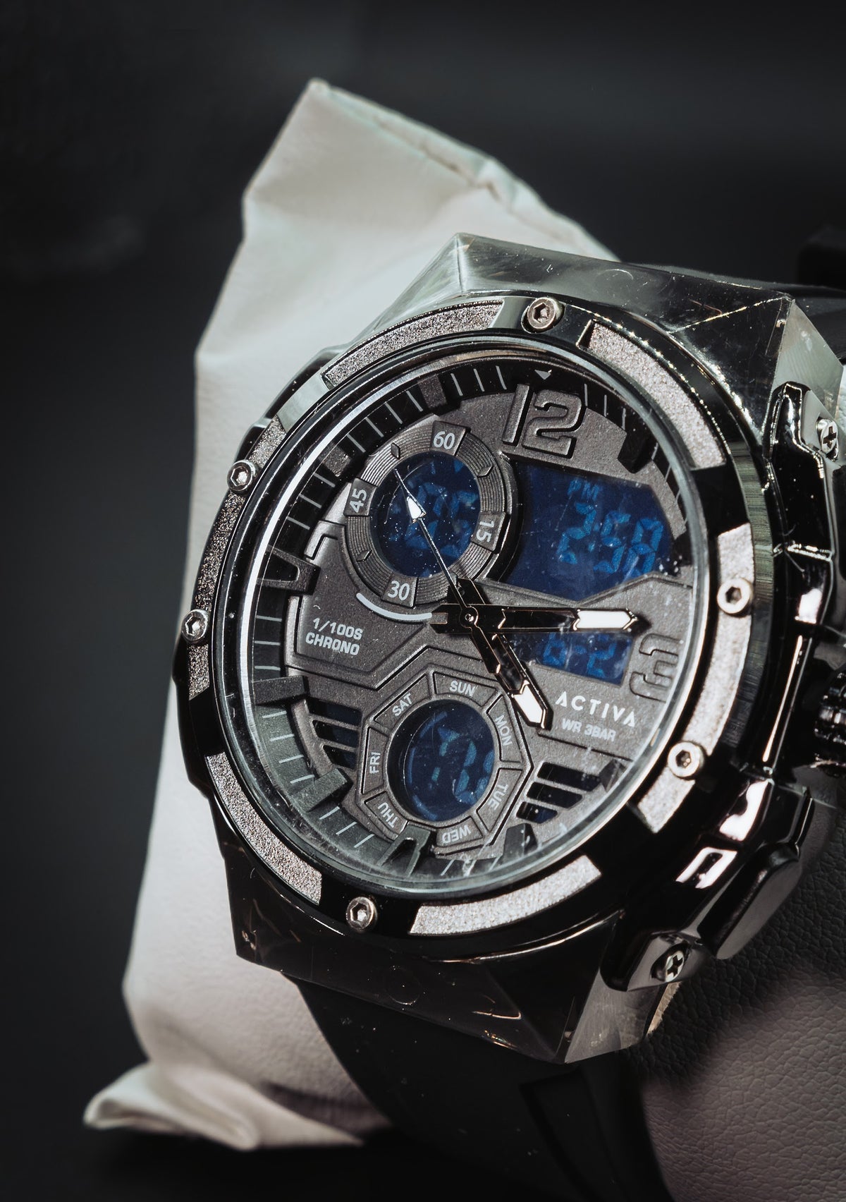 Activa analogue-digital chronograph, close-up of the dial