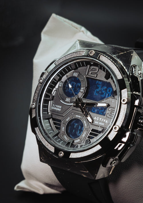 Activa analogue-digital chronograph, close-up of the dial